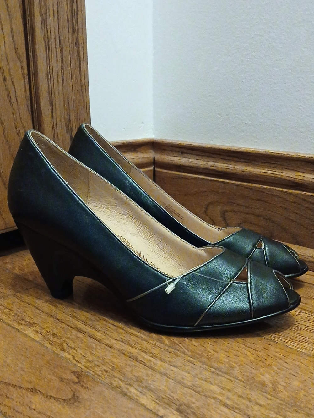 Sofft Black Leather Peep-Toe Low Heels. 7M NWOT